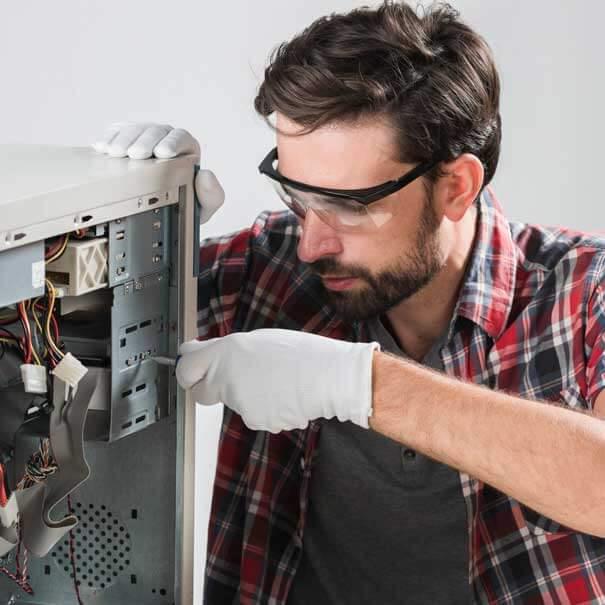 Imagén de un técnico reparando una computadora